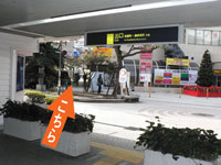 阪急池田駅前サンシティ池田1階通路を通り抜けます